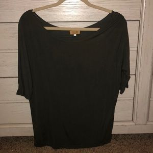 Dark green flowy 3/4 sleeve shirt